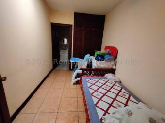 Se vende moderna casa con patio y piscina en Guachipelín de Escazú 22-2213 