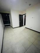 Se vende espacioso apartamento en torre paseo colon de Merced 24-622