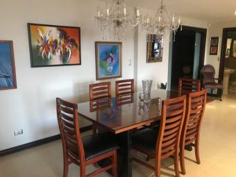 Se vende moderno y espacioso apartamento en condominio de San Rafael en Escazú 22-2541