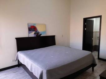 Se vende espacioso apartamento en condominio de Rio Oro en Santa Ana 24-1461