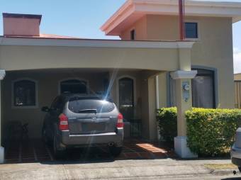 Se vende espaciosa casa con patio en condominio de Guácima en Alajuela 23-1591