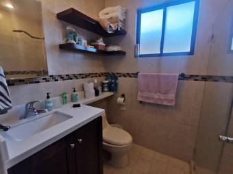 Se vende espaciosa casa con patio en condominio de Guácima en Alajuela 23-1591