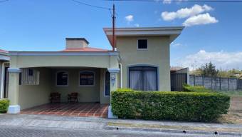 Se vende espaciosa casa con patio en condominio de Guácima en Alajuela 23-1591