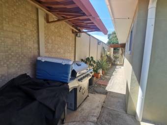 Se vende espaciosa casa con patio en condominio de Guácima en Alajuela 23-1591