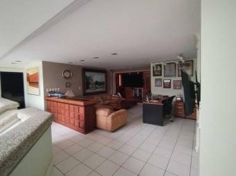 Se vende lujosa casa con patio y terraza en condominio de Rohromoser 24-1564