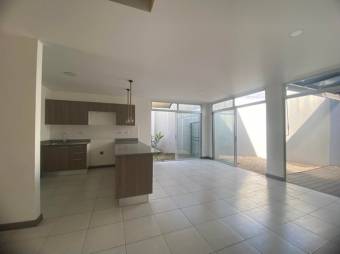 Se vende moderna casa con patio en condominio de San Miguel de Heredia 24-1572