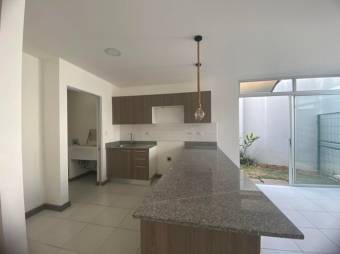 Se vende moderna casa con patio en condominio de San Miguel de Heredia 24-1572