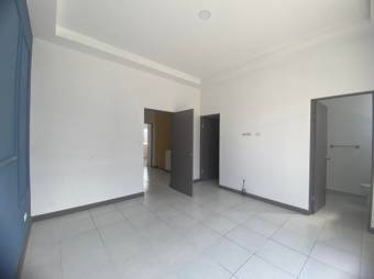 Se vende moderna casa con patio en condominio de San Miguel de Heredia 24-1572