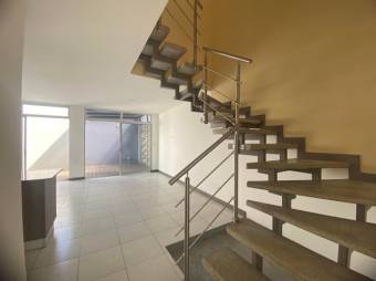 Se vende moderna casa con patio en condominio de San Miguel de Heredia 24-1572