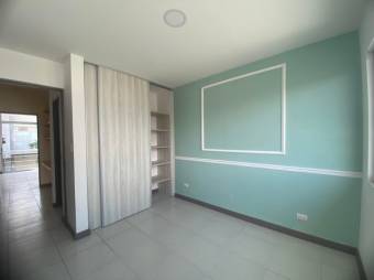 Se vende moderna casa con patio en condominio de San Miguel de Heredia 24-1572