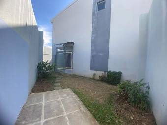 Se vende moderna casa con patio en condominio de San Miguel de Heredia 24-1572