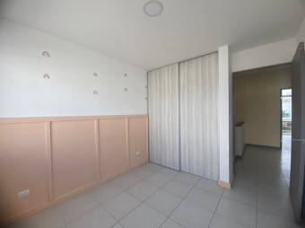 Se vende moderna casa con patio en condominio de San Miguel de Heredia 24-1572