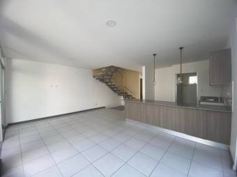 Se vende moderna casa con patio en condominio de San Miguel de Heredia 24-1572