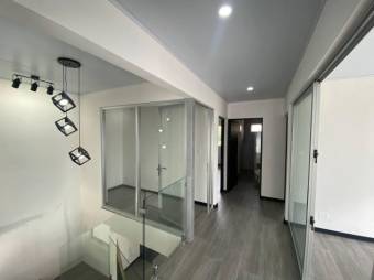 Se vende moderna y espaciosa casa en condominio de Brasil en Santa Ana 24-1577