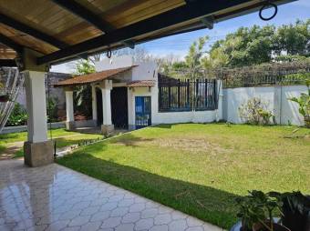 Se vende espaciosa casa con amplio patio en Granadilla de Curridabat 24-1600