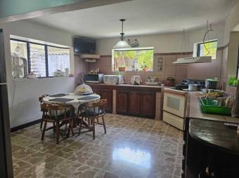 Se vende espaciosa casa con amplio patio en Granadilla de Curridabat 24-1600