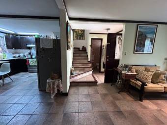 Se vende espaciosa de 2 plantas en condominio de San Rafael en Alajuela 24-1619