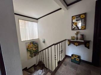 Se vende espaciosa de 2 plantas en condominio de San Rafael en Alajuela 24-1619