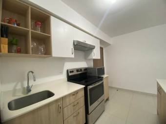 Se alquila espacioso apartamento en condominio de Piedades de Santa Ana 24-1620