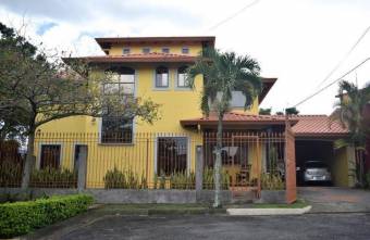 Se vende espaciosa casa de 2 plantas con patio en condominio de San Rafael de Escazú 24-1624