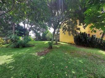 Se vende espaciosa casa de 2 plantas con patio en condominio de San Rafael de Escazú 24-1624