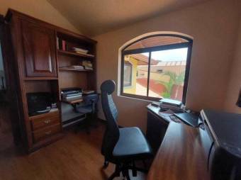 Se vende espaciosa casa de 2 plantas con patio en condominio de San Rafael de Escazú 24-1624