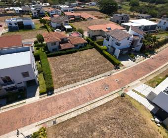 516 m2 lot for sale in La Riviera gated community.