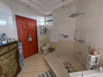 Se vende espaciosa casa con patio y terraza en freses de Granadilla 24-1364