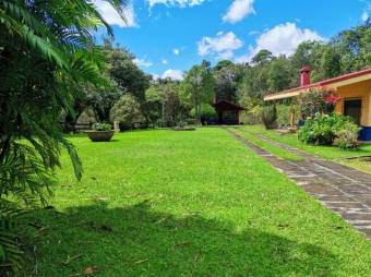 Se vende amplia finca con mas de 11,300m2 junto a una casa en Santa Barbara de Heredia 23-1488