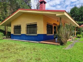 Se vende amplia finca con mas de 11,300m2 junto con una casa en Santa Barbara de Heredia 23-1488