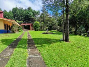 Se vende amplia finca con mas de 11,300m2 junto con una casa en Santa Barbara de Heredia 23-1488