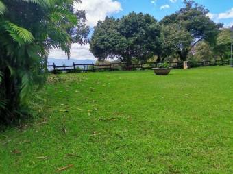 Se vende amplia finca con mas de 11,300m2 junto a una casa en Santa Barbara de Heredia 23-1488