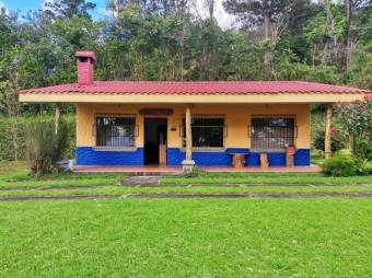 Se vende amplia finca con mas de 11,300m2 junto a una casa en Santa Barbara de Heredia 23-1488