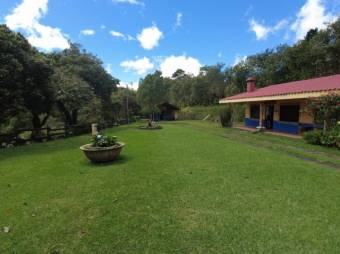 Se vende amplia finca con mas de 11,300m2 junto con una casa en Santa Barbara de Heredia 23-1488