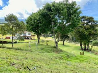 Se vende increíble finca con 149,270m2 de lote en Santa Barbara de Heredia 23-2274