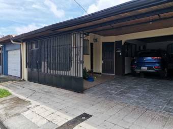 Se vende espaciosa casa con patio en Mercedes de Heredia 24-1412