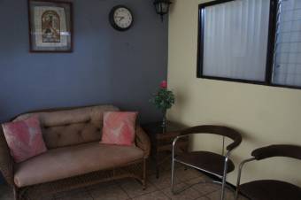 Se vende espaciosa casa con patio en Mercedes de Heredia 24-1412