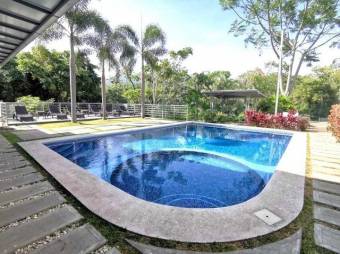 Se vende moderna y espaciosa casa en condominio de Brasil en Santa Ana 24-1632