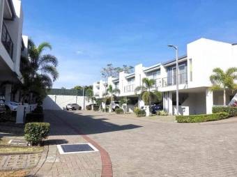 Se vende moderna y espaciosa casa en condominio de Brasil en Santa Ana 24-1632