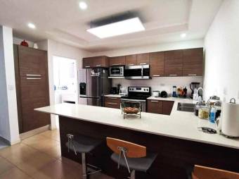 Se vende moderna y espaciosa casa en condominio de Brasil en Santa Ana 24-1632