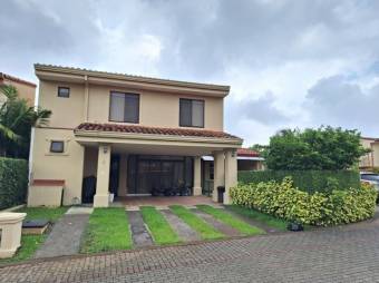 Se vende espaciosa casa de 2 plantas en condominio de San Rafael en Alajuela 24-827