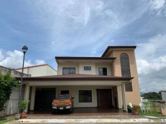 Se vende espaciosa casa de 2 plantas en condominio de Coyol en Alajuela 23-473