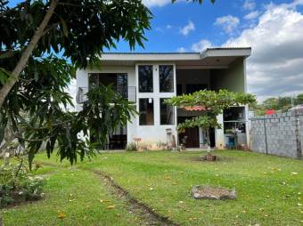 Se vende casa de 2 plantas con patio y terraza en Residencial de la Garita en Alajuela 23-1844