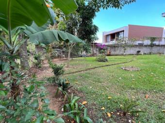 Se vende casa de 2 plantas con patio y terraza en Residencial de la Garita en Alajuela 23-1844