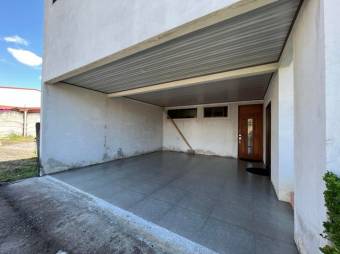 Se vende casa de 2 plantas con patio y terraza en Residencial de la Garita en Alajuela 23-1844