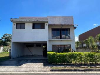 Se vende casa de 2 plantas con patio y terraza en Residencial de la Garita en Alajuela 23-1844