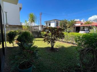 Se vende casa de 2 plantas con patio y terraza en Residencial de la Garita en Alajuela 23-1844