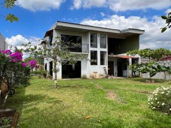 Se vende casa de 2 plantas con patio y terraza en Residencial de la Garita en Alajuela 23-1844