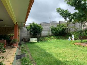 Se vende espaciosa casa con amplio patio en Desamparados de Alajuela 23-517