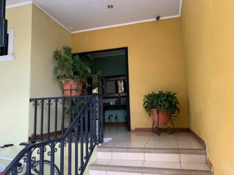 Se vende espaciosa casa con amplio patio en Desamparados de Alajuela 23-517